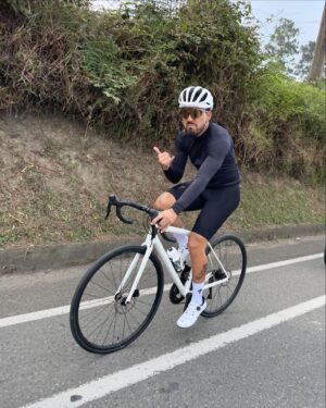 Yedinson Flórez Instagram - No sé qué tengo más pelao ya , si el cul% o el bolsillo. 
Pero contento sí estoy 😉