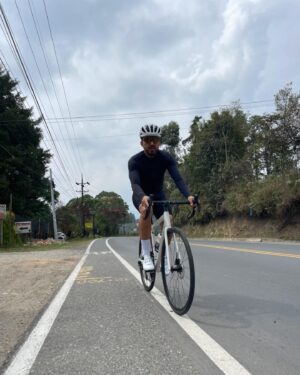 Yedinson Flórez Instagram - No sé qué tengo más pelao ya , si el cul% o el bolsillo. 
Pero contento sí estoy 😉