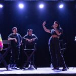 Yedinson Flórez Instagram - En la competencia del ladrido más estridente, Boston se coló en la 2da posición después de Nueva York. Vamos a ver cómo le va hoy al público de la segunda función de Boston. Nos vemos en la noche. 🐶 @lokilloflorez | @jpypunto | @eldelasfotos 📷 @jbeltran_rec Gracias @nequi_ y @ticketlandtravel