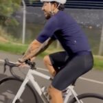 Yedinson Flórez Instagram - El que diseña la ropa para montar cicla quiere vernos vulnerables 😅🚴‍♂️☺️🍑 @specialized_co @specialized_medellin