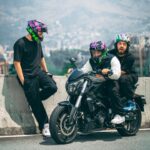 Yedinson Flórez Instagram - Ser parte de la manada es un sentimiento que no para de crecer… hoy les contamos con gran emoción que YA ESTÁN DISPONIBLES los @cascos_ich de Perros Criollos, es una edición limitada para que corran antes de que se agoten, una pieza hermosa de protección para los moteros, y de colección para los que no lo son. Encuéntralos en cualquier tienda de cascos del país 🇨🇴 o en la página inducascos.com ❤️🐶 (si estás en cualquier país de Latinoamérica pídeselo a tu distribuidor de confianza, con la ayuda de Uds los tendremos en 17 países más) @inducascos @cascos_ich y @perros.criollos 🏍️ 🐶 @lokilloflorez | @jpypunto | @eldelasfotos 🎨 @juanchospi 📸 @josephbelair