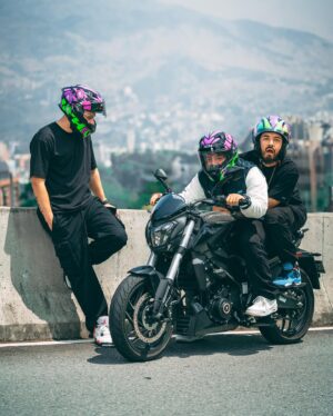 Yedinson Flórez Instagram - Ser parte de la manada es un sentimiento que no para de crecer… hoy les contamos con gran emoción que YA ESTÁN DISPONIBLES los @cascos_ich de Perros Criollos, es una edición limitada para que corran antes de que se agoten, una pieza hermosa de protección para los moteros, y de colección para los que no lo son. Encuéntralos en cualquier tienda de cascos del país 🇨🇴 o en la página inducascos.com ❤️🐶 (si estás en cualquier país de Latinoamérica pídeselo a tu distribuidor de confianza, con la ayuda de Uds los tendremos en 17 países más) 

@inducascos  @cascos_ich  y @perros.criollos 🏍️ 🐶

@lokilloflorez |  @jpypunto |  @eldelasfotos 

🎨 @juanchospi 
📸 @josephbelair