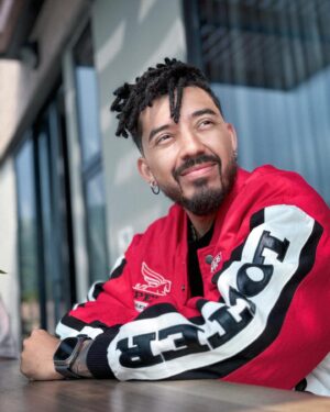 Yedinson Flórez Instagram - Yo no soy así , lo que pasa es que así me ve  @eldelasfotos . #NuevoLook #dreadlocks 
Pd: la última es una foto casual.