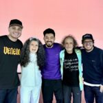 Yedinson Flórez Instagram - @elaguiladescalza es un patrimonio de la comedia colombiana, una institución, un género en sí mismo que siempre será vigente. Verlos en un teatro es para el público una oportunidad de presenciar la historia viva del teatro cómico, y para los que nos soñamos comediantes una clase magistral. Larga vida a Carlos Mario Aguirre y Cristina Toro. Dos seres humanos increíbles, dos artistas irreemplazables.