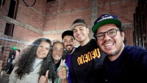 Yedinson Flórez Instagram - @elaguiladescalza es un patrimonio de la comedia colombiana, una institución, un género en sí mismo que siempre será  vigente. Verlos en un teatro es para el público una oportunidad de presenciar la historia viva del teatro cómico, y para los que nos soñamos comediantes una clase magistral. Larga vida a Carlos Mario Aguirre y Cristina Toro.
Dos seres humanos increíbles, dos artistas irreemplazables.