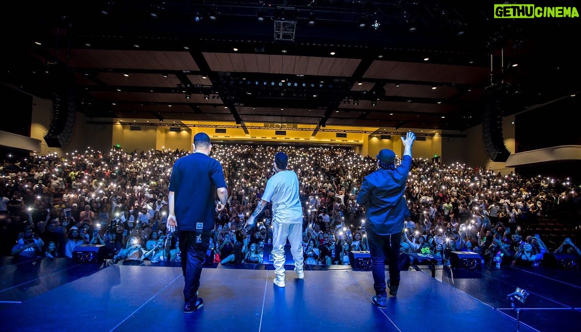 Yedinson Flórez Instagram - Miami 😱 que inolvidable noche! 3.500 personas gritando el GUAU GUAU GUAU hicieron retumbar el Charles F. Dodge center ♥️🐶 @lokilloflorez | @eldelasfotos @jpypunto 📷 @jorgegphotos Gracias a los patrocinadores oficiales de la primera gira internacional Perros Criollos @nequi_ y @ticketlandtravel