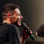 Yedinson Flórez Instagram - En NYC hubo doble función, doble emoción y doble risa. El público del segundo show tiene el récord del ladrido más largo y estridente de la gira 🏆 Vamos a ver quién los destrona. ¡Ya nos vemos, Miami! 🐶 @lokilloflorez | @jpypunto | @eldelasfotos GRACIAS: @nequi_ @ticketlandtravel 📷 @camilo0011