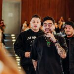 Yedinson Flórez Instagram - En NYC hubo doble función, doble emoción y doble risa. El público del segundo show tiene el récord del ladrido más largo y estridente de la gira 🏆 Vamos a ver quién los destrona. ¡Ya nos vemos, Miami! 🐶 @lokilloflorez | @jpypunto | @eldelasfotos GRACIAS: @nequi_ @ticketlandtravel 📷 @camilo0011