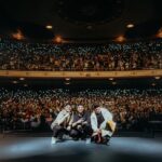 Yedinson Flórez Instagram - Comenzó la gira y más de 3mil almas en New Jersey pusieron la vara alta, vamos a ver cuál ciudad la destrona! Hoy doble función en NewYork🗽 @lokilloflorez | @jpypunto | @eldelasfotos 📷 @camilo0011 Gracias a los patrocinadores oficiales de la primera gira internacional Perros Criollos @nequi_ y @ticketlandtravel