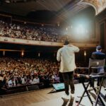 Yedinson Flórez Instagram - Comenzó la gira y más de 3mil almas en New Jersey pusieron la vara alta, vamos a ver cuál ciudad la destrona! Hoy doble función en NewYork🗽 @lokilloflorez | @jpypunto | @eldelasfotos 📷 @camilo0011 Gracias a los patrocinadores oficiales de la primera gira internacional Perros Criollos @nequi_ y @ticketlandtravel