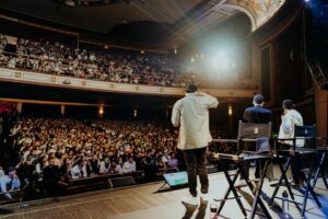 Yedinson Flórez Instagram - Comenzó la gira y más de 3mil almas en New Jersey pusieron la vara alta, vamos a ver cuál ciudad la destrona! 
Hoy doble función en NewYork🗽 

@lokilloflorez |  @jpypunto |  @eldelasfotos 

📷 @camilo0011

Gracias a los patrocinadores oficiales de la primera gira internacional Perros Criollos @nequi_ y @ticketlandtravel
