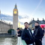 Yedinson Flórez Instagram - Gracias a toda la comunidad latina por llenar todos los teatros en USA 🇺🇸 Ya estamos en Londres listos para iniciar la gira Europa. (Ultimas entradas, link en bio) @lokilloflorez | @jpypunto | @eldelasfotos Gracias también @nequi_ y @ticketlandtravel por ayudarnos a hacerlo posible