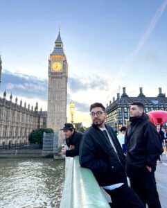 Yedinson Flórez Instagram - Gracias a toda la comunidad latina por llenar todos los teatros en USA 🇺🇸 Ya estamos en Londres listos para iniciar la gira Europa. (Ultimas entradas, link en bio) @lokilloflorez | @jpypunto | @eldelasfotos Gracias también @nequi_ y @ticketlandtravel por ayudarnos a hacerlo posible