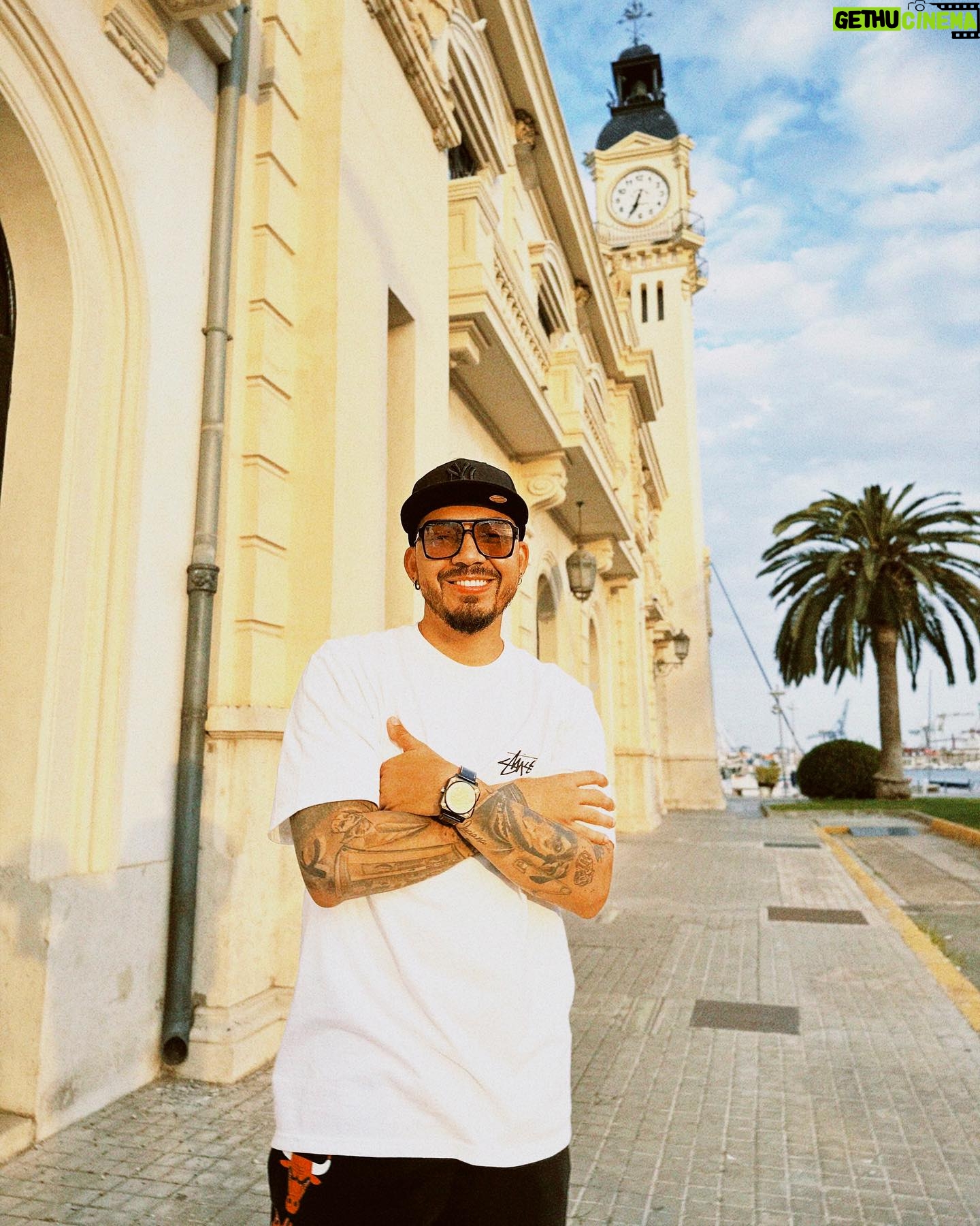 Yedinson Flórez Instagram - Relajaito manín! No soy así de guapo, así me ven los ojos de @eldelasfotos
