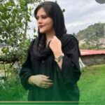 Yekta Naser Instagram - یکی دیگر از دختران این سرزمین هم پر پر شد شاید خیلی از ما زنان این سرزمین مانند من تجربه جهنم ساختمان وزرا را داشته باشیم و میدانیم که چه تحقیر و دلهره ای فضای آنجا را مسموم کرده.ابراز همدردی میکنم با خانواده#مهسا_امینی و تمامی زنان و مردان ایران البته آن مردمی که هنوز انسانیت را ارزشمند میشمرند.#تسلیت