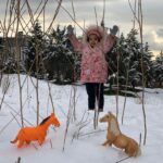 Yekta Naser Instagram - سوفيا و روز برفى به همراه اسبهاى محبوبش كه خودش بهشون ميگه عروس و داماد عكس:#منوچهر_هادی