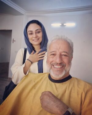 Yekta Naser Instagram - آقای علی رضا خمسه عزیز تولدتان مبارک 
شما یکی از بهترین و بزرگترین بازیگرانی هستید که من افتخار همکاری با ایشان را داشتم به تمام معنا هنرمند ،اندیشمند ، آزاد و صبور چقدر خوشحالم شغلی دارم که انسانهای شریف و بزرگواری مانند شما در آن راهی طولانی را طی کرده اند برقرار و سلامت باشید.#علیرضا_خمسه 
پ.ن: این عکس رو روز آخر کاری جناب خمسه در سریال#نیسان_آبی گرفتم و ایشان در حال پاک کردن گریم بودند و منم سرشار از احساس دلتنگی و تپش قلب
@khamsehofficial