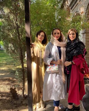 Yekta Naser Instagram - دوستاى خوبى كه  مهرشون با عيار زمان محك ميخوره ميتونن  هميشه براى روبراه شدن كارساز باشن و من چه خوشبختم براى داشتن شما .البته جاى يكى ديگه از قديميها خاليه😜
