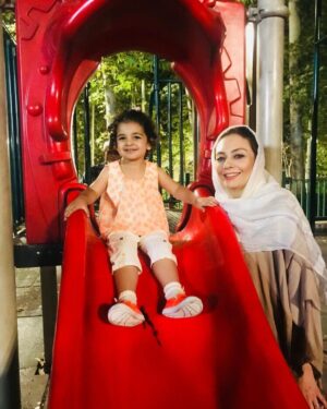 Yekta Naser Instagram - كودكان يكى از زيباترين پديده هاى هستى هستند كه در لحظات نااميدى از همه تلخى هاى زندگى مى توانند با پاكى و شفافيت و شادمانى هاى ديدنيشان درخشش اميد را در قلب و ذهنمان پديدار كنند و تشويق مان كنند  تلاش كنيم دنيا را جاى بهترى براى آنها بسازيم .براى همه كودكان جهان .
روز جهانى #كودك مبارك#روز_جهانى_كودك #يكتا_ناصر #منوچهر_هادی