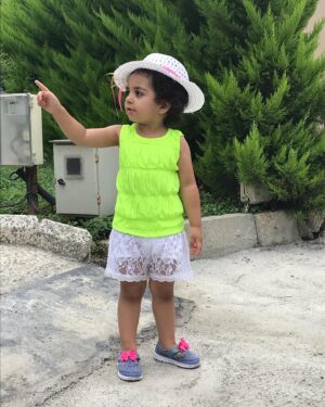 Yekta Naser Instagram - كودكان يكى از زيباترين پديده هاى هستى هستند كه در لحظات نااميدى از همه تلخى هاى زندگى مى توانند با پاكى و شفافيت و شادمانى هاى ديدنيشان درخشش اميد را در قلب و ذهنمان پديدار كنند و تشويق مان كنند  تلاش كنيم دنيا را جاى بهترى براى آنها بسازيم .براى همه كودكان جهان .
روز جهانى #كودك مبارك#روز_جهانى_كودك #يكتا_ناصر #منوچهر_هادی