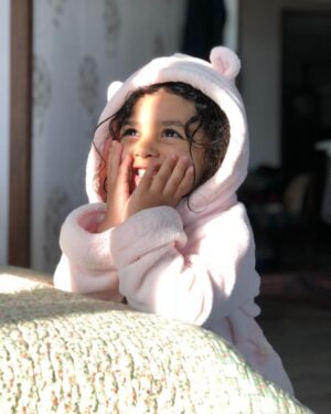 Yekta Naser Instagram - كودكان يكى از زيباترين پديده هاى هستى هستند كه در لحظات نااميدى از همه تلخى هاى زندگى مى توانند با پاكى و شفافيت و شادمانى هاى ديدنيشان درخشش اميد را در قلب و ذهنمان پديدار كنند و تشويق مان كنند  تلاش كنيم دنيا را جاى بهترى براى آنها بسازيم .براى همه كودكان جهان .
روز جهانى #كودك مبارك#روز_جهانى_كودك #يكتا_ناصر #منوچهر_هادی