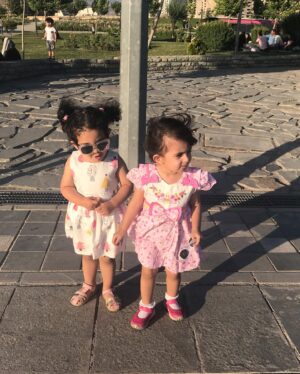 Yekta Naser Instagram - كودكان يكى از زيباترين پديده هاى هستى هستند كه در لحظات نااميدى از همه تلخى هاى زندگى مى توانند با پاكى و شفافيت و شادمانى هاى ديدنيشان درخشش اميد را در قلب و ذهنمان پديدار كنند و تشويق مان كنند  تلاش كنيم دنيا را جاى بهترى براى آنها بسازيم .براى همه كودكان جهان .
روز جهانى #كودك مبارك#روز_جهانى_كودك #يكتا_ناصر #منوچهر_هادی