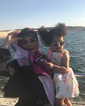 Yekta Naser Instagram - كودكان يكى از زيباترين پديده هاى هستى هستند كه در لحظات نااميدى از همه تلخى هاى زندگى مى توانند با پاكى و شفافيت و شادمانى هاى ديدنيشان درخشش اميد را در قلب و ذهنمان پديدار كنند و تشويق مان كنند  تلاش كنيم دنيا را جاى بهترى براى آنها بسازيم .براى همه كودكان جهان .
روز جهانى #كودك مبارك#روز_جهانى_كودك #يكتا_ناصر #منوچهر_هادی