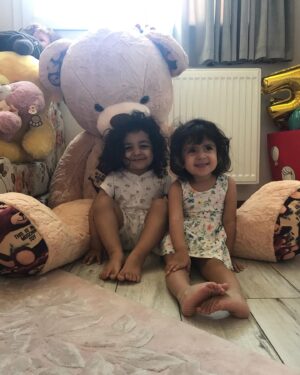 Yekta Naser Instagram - كودكان يكى از زيباترين پديده هاى هستى هستند كه در لحظات نااميدى از همه تلخى هاى زندگى مى توانند با پاكى و شفافيت و شادمانى هاى ديدنيشان درخشش اميد را در قلب و ذهنمان پديدار كنند و تشويق مان كنند  تلاش كنيم دنيا را جاى بهترى براى آنها بسازيم .براى همه كودكان جهان .
روز جهانى #كودك مبارك#روز_جهانى_كودك #يكتا_ناصر #منوچهر_هادی