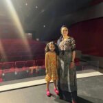 Yekta Naser Instagram - قبل از اجرای تئاتر #نویسنده مرده است با سوفیا جان دلم که برای اولین بار مامانش رو قرار بود روی صحنه تئاتر ببینه