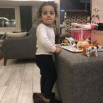 Yekta Naser Instagram - كودكان يكى از زيباترين پديده هاى هستى هستند كه در لحظات نااميدى از همه تلخى هاى زندگى مى توانند با پاكى و شفافيت و شادمانى هاى ديدنيشان درخشش اميد را در قلب و ذهنمان پديدار كنند و تشويق مان كنند تلاش كنيم دنيا را جاى بهترى براى آنها بسازيم .براى همه كودكان جهان . روز جهانى #كودك مبارك#روز_جهانى_كودك #يكتا_ناصر #منوچهر_هادی