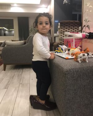 Yekta Naser Instagram - كودكان يكى از زيباترين پديده هاى هستى هستند كه در لحظات نااميدى از همه تلخى هاى زندگى مى توانند با پاكى و شفافيت و شادمانى هاى ديدنيشان درخشش اميد را در قلب و ذهنمان پديدار كنند و تشويق مان كنند  تلاش كنيم دنيا را جاى بهترى براى آنها بسازيم .براى همه كودكان جهان .
روز جهانى #كودك مبارك#روز_جهانى_كودك #يكتا_ناصر #منوچهر_هادی