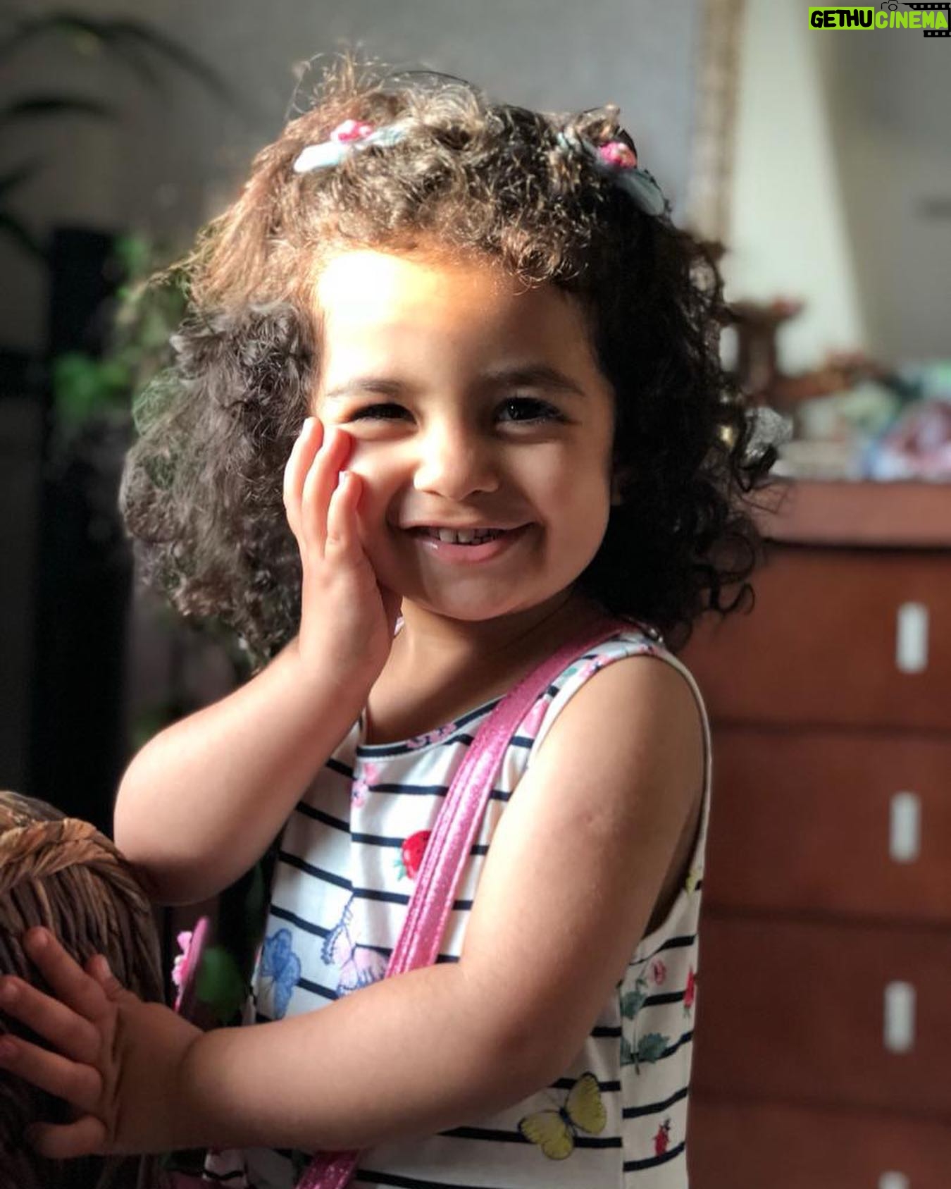 Yekta Naser - 81.5K Likes - كودكان يكى از زيباترين پديده هاى هستى هستند كه در لحظات نااميدى از همه تلخى هاى زندگى مى توانند با پاكى و شفافيت و شادمانى هاى ديدنيشان درخشش اميد را در قلب و ذهنمان پديدار كنند و تشويق مان كنند تلاش كنيم دنيا را جاى بهترى براى آنها بسازيم .براى همه كودكان جهان .
روز جهانى #كودك مبارك#روز_جهانى_كودك #يكتا_ناصر #منوچهر_هادی
