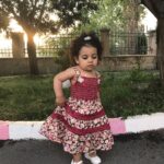 Yekta Naser Instagram – حالا كه تمام صفحات پر از تبريكات فوتباليه خواستم تنوع ايجاد كنم با يك سوفياى يك سال و نيمه 😃