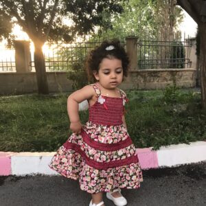 Yekta Naser Instagram - حالا كه تمام صفحات پر از تبريكات فوتباليه خواستم تنوع ايجاد كنم با يك سوفياى يك سال و نيمه 😃