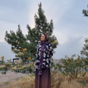 Yekta Naser Instagram - شاید خوبه شاید بد شاید عادیه شاید غیر عادی نمیدانم برای دیگر بازیگران چه جوریه نمیدانم از نظر علم روانشناسی چه گونه است بااینکه مطالعاتم در این زمینه کم نبوده  ولی وقتی نقشی را به پایان می‌رسانم انگار که تکه ای از وجودم کنده شده و در جهانی جدا از من به زندگی ادامه می‌دهد فقط میدانم که هنوز بعد بیست و پنج سال بازیگری حرفه ای آموزشگاهی نیست که به بازیگران آموزش دهد وقتی نقشی را به پایان می‌رسانند چگونه زندگی عادی را از سر گیرند  شاید مثل تمامی داستان‌های قدیمی مسیرمان را تا رسیدن به مقصود تعریف کرده اند ولی برای  از آن به بعدش نه راهی هست و نه داستانی ...
در هر حال #نیسان_آبی و #زری_سازگار ش برایم پایان یافت باقی بماند بعد از پخش آخرین قسمتش...
#یکتا_ناصر