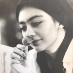 Yekta Naser Instagram - اين عكس مربوط به زمانى است كه عمل زاويه دار كردن صورت نه وجود داشت ونه اصلاً مد بود بالعكس داشتن صورتى هر چه بيضى تر و گردتر از عناصر زيبايى شناسانه به حساب مى آمد. زمانى كه داشتن ابروهايى اين شكلى زشت بود اما عادى بود و اساساً يكى از اركان نجابت محسوب ميشد تا زمان ازدواج يا با كلى ارفاق ديپلم و اگر هم دختر خانمى خبط ميكرد و ابروهايش را كمى مرتب مى نمود از نظر مدير و ناظم هاى مدارس(تا جايى كه من ميدانم)مرتكب گناهى كبيره شده بود و يكى از تنبيهاتى كه برايش در نظر گرفته ميشد ترك مدرسه تازمان رويش مجدد اين موهاى موذى بود. زمانى كه دندانهايم ارتودنسى داشت براى همين تا چندين سال معمولاً نميخنديدم مگر در زمانهايى كه ديگر خوددارى ميسر نبود به خصوص در عكسها به همين دليل اين عكس خيلى برايم خاطره انگيز و نادر است چون هم اين فك هميشه دردسر ساز در آن مشخص است(تاروزى كه مد نبود خودم دوستش نداشتم حالا هم كه ظاهراً خوب است متهمم به عملش)وهم ابروهاى پر بارم با وضوح تمام و هم آن فلزات برنده در دهانم (شايد اينقدر گل خوشبو بوده كه تاب نخنديدن نداشتم😄) پ.ن١:اميداورم هر كسى هر چيزى دارد يك روز مد شود و هر كس هر چيزى ندارد به زودى از مد بيافتد😊 پ.ن٢:اميدوارم بچه ها و نو جوانان و جوانان در مدارس و دانشگاهايى درس بخوانند كه در آن شاد و ايمن باشند و بهترين روزهاى عمرشان را در آن تجربه كنند چون براى من و مطمئنن خيلى از هم نسلانم اينگونه نبود. عكاس:نيكتا ناصر