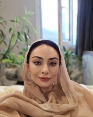 Yekta Naser Instagram - روز اول مهر ماهه و بعد از مدتها احساس کردم شاید زمان خوبیه برای اینکه احساس خوب بهم منتقل کنیم چون من هم مثل خیلی از شما عاشق پاییزم و امیدوارم پاییز امسال لحظات و روزهای خوبی برای همگی شما داشته باشه .
# پاییز# یکتا_ ناصر