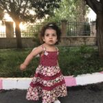 Yekta Naser Instagram – حالا كه تمام صفحات پر از تبريكات فوتباليه خواستم تنوع ايجاد كنم با يك سوفياى يك سال و نيمه 😃