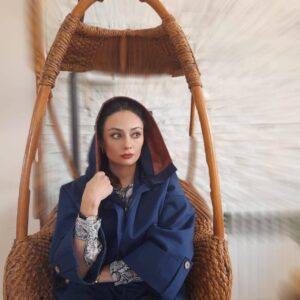 Yekta Naser Instagram - یک روز خودم را خواهم بخشید
از آسیبی که به خویش روا داشتم 
از آسیبی که اجازه دادم دیگران بر من روادارند
و چنان محکم خویش را در آغوش خواهم کشید
که هرگز ترک خویش نکنم. #امیلی_دیکنسون 
#یکتا_ناصر
عکس:@niktanaser