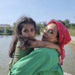 Yekta Naser Instagram - روز جهانی چپ دستها مبارک برایم مهمه چون سوفیا من هم چپ دسته#چپ_دست