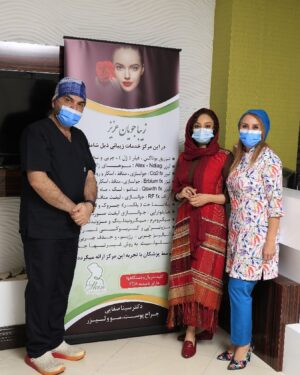 Yekta Naser Instagram - در كنار خانوم دكتر دادگر و همسر محترمشون دكتر صفايى 
@dr.mojgansadatdadgar 
@dr.sinasafaei 
دكتر دادگر سوفيارو به اين دنيا آوردن و هر چه از مهربانيشون بگم كمه