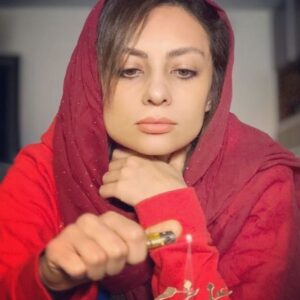 Yekta Naser Instagram - امسال يكى از عجيب ترين روزهاى تولد را در تمام عمرم سپرى كردم تمام عزيزانم از جمله مادر  و همسر و دخترم دچار بيمارى بودند و من پر از نگرانى و خستگى از اين بحران .اين عكس بعد از يك روز تاخير با كيك تولد هديه منوچهر  كه بسيار برايم ازشمند بود را فقط براى اين گذاشتم تا بهانه اى باشد براى تشكر و سپاسگزارى از تمام عزيزانى كه به روشهاى مختلف به من تبريك گفتند .فداى مهر تك تك شما عزيزان