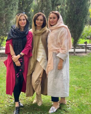 Yekta Naser Instagram - دوستاى خوبى كه  مهرشون با عيار زمان محك ميخوره ميتونن  هميشه براى روبراه شدن كارساز باشن و من چه خوشبختم براى داشتن شما .البته جاى يكى ديگه از قديميها خاليه😜