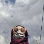 Yekta Naser Instagram – امروز یک چیز جدیدی کشف کردم درسته که این ماسک خیلی جاها آزاردهنده است ولی خوبیش اینه که میتونی وقتی تو خیابون داری قدم میزنی با خودت حرف بزنی ،جلسه بزاری، محاکمه کنی ، تشویق کنی…کسی هم بهت توجه نکنه یا فکر کنه دیونه ای…ا
راستی قلب بالای سرم رو دیدید!
