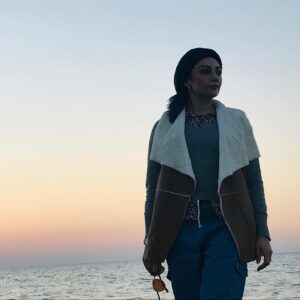 Yekta Naser Instagram - اين روزها سخت ميگذرد ملالى هم هست از روزگار و مردمانش كه از زخم زبان و افكار و اعمالشان ديگر نه زبانى هست براى پاسخ و نه دلى آرام براى شكيبايى#يكتا_ناصر