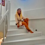 Yeliz Yeşilmen Instagram - Ben olmayı özlüyorum azizim.Zira bu hayatta ben olmadığım zaman sönüyor şehrin tüm ışıkları sönüyor ruhumun tüm ışıkları. Kalıplaşıyor hayat hapse giriyor ruhum.Özgürlük azizim özgürlük seviyor Yeliz’in ruhu çünkü o bir yay hocam.Kalbim kitli odalarda hayat bulamıyor sönüyor hayat ruhum neşem.Ben ben olmayı özlüyorum arkadaş bunu kimse anlamıyor bunu kimse duymuyor bunu kimse görmüyor ben ben de olmayı özledim. #yelizyeşilmen #alaçatı #fyp #öneçıkar #keşfet #instgram gezi ve otel detaylarım @cocuklugezginyelo