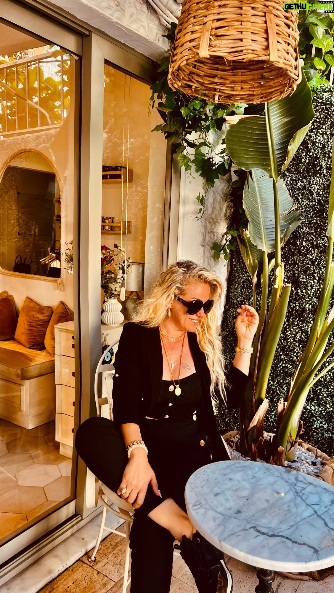 Yeliz Yeşilmen Instagram - Kimsenin bardağında çay kaşığı olmayın.Şeker eridikten sonra işiniz biter net…….#yelizyeşilmen #fyp #lifestyle #öneçıkar #keşfetteyiz #kesfet