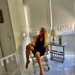 Yeliz Yeşilmen Instagram – Ben olmayı özlüyorum azizim.Zira bu hayatta ben olmadığım zaman sönüyor şehrin tüm ışıkları sönüyor ruhumun tüm ışıkları. Kalıplaşıyor hayat hapse giriyor ruhum.Özgürlük azizim özgürlük seviyor Yeliz’in ruhu çünkü o bir yay hocam.Kalbim kitli odalarda hayat bulamıyor sönüyor hayat ruhum neşem.Ben ben olmayı özlüyorum arkadaş bunu kimse anlamıyor bunu kimse duymuyor bunu kimse görmüyor ben ben de olmayı özledim. #yelizyeşilmen #alaçatı #fyp #öneçıkar #keşfet #instgram gezi ve otel detaylarım @cocuklugezginyelo