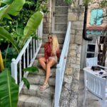 Yeliz Yeşilmen Instagram – Ben olmayı özlüyorum azizim.Zira bu hayatta ben olmadığım zaman sönüyor şehrin tüm ışıkları sönüyor ruhumun tüm ışıkları. Kalıplaşıyor hayat hapse giriyor ruhum.Özgürlük azizim özgürlük seviyor Yeliz’in ruhu çünkü o bir yay hocam.Kalbim kitli odalarda hayat bulamıyor sönüyor hayat ruhum neşem.Ben ben olmayı özlüyorum arkadaş bunu kimse anlamıyor bunu kimse duymuyor bunu kimse görmüyor ben ben de olmayı özledim. #yelizyeşilmen #alaçatı #fyp #öneçıkar #keşfet #instgram gezi ve otel detaylarım @cocuklugezginyelo