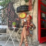 Yeliz Yeşilmen Instagram – Ben olmayı özlüyorum azizim.Zira bu hayatta ben olmadığım zaman sönüyor şehrin tüm ışıkları sönüyor ruhumun tüm ışıkları. Kalıplaşıyor hayat hapse giriyor ruhum.Özgürlük azizim özgürlük seviyor Yeliz’in ruhu çünkü o bir yay hocam.Kalbim kitli odalarda hayat bulamıyor sönüyor hayat ruhum neşem.Ben ben olmayı özlüyorum arkadaş bunu kimse anlamıyor bunu kimse duymuyor bunu kimse görmüyor ben ben de olmayı özledim. #yelizyeşilmen #alaçatı #fyp #öneçıkar #keşfet #instgram gezi ve otel detaylarım @cocuklugezginyelo